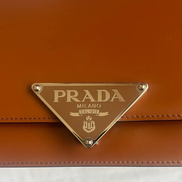 Authentic Prada Embleme Shoulder/Crossbody Bag - Picture 3 of 16